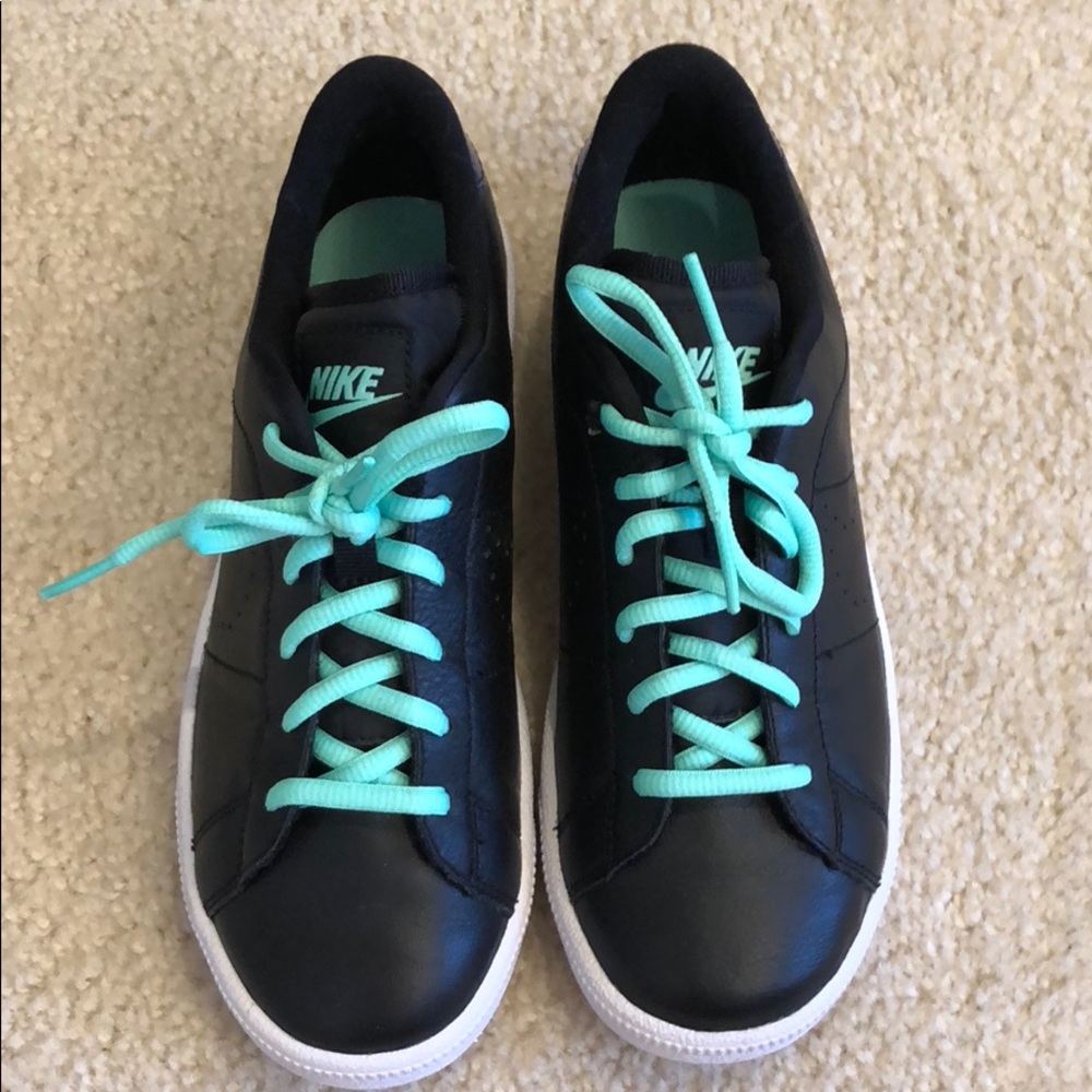 Like NEW Nike black sneakers! Sz-4Y